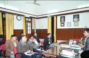 डीएम ने की जिला टास्क फोर्स की बैठक, धान अधिप्राप्ति की प्रगति की समीक्षा