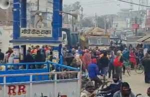 ढाका के ज्वेलरी दुकान का शटर काटकर लाखों की चोरी, आक्रोशित व्यवसायियों ने सड़क जाम कर किया प्रदर्शन