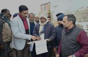 डीएम शीर्षत कपिल अशोक ने बंजरिया में लिया बिहार जाति आधारित गणना कार्य की प्रगति का जायजा