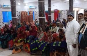 पकड़ीदयाल में ठंड से बचाव को वार्ड पार्षदों ने दलित बस्ती के 100 असहायों में बांटे कंबल