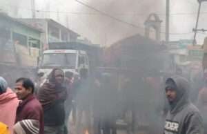 ढाका में बैट्री दुकान में चोरी, आक्रोशित व्यवसायियों ने सड़क जाम कर की आगजनी, पुलिस दिखी लाचार