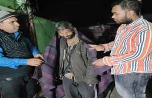 इस संस्था ने कड़ाके की ठंड से जूझ रहे गरीबों के बीच घूम-घूमकर बांटे कंबल