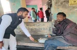 मकर संक्रांति के मौके पर स्वरांजलि सेवा संस्थान ने लावारिस व दिव्यांगजनों को कराया दही-चूड़ा भोज