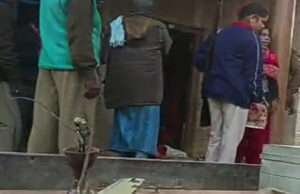 रामगढ़वा में वर्षों से फरार अभियुक्त के घर की हुई कुर्की-जब्ती