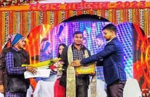सैंड आर्टिस्ट मधुरेंद्र को मिला मंदार महोत्सव सम्मान, डीएम ने दी बधाई