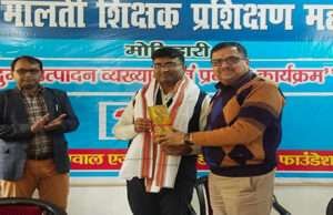 भुवन मालती बीएड कॉलेज में दही-चूड़ा व कंबल वितरण, दुग्ध उत्पादन प्रक्रिया की दी गई जानकारी