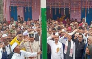 तेतरिया प्रखंड में प्रमुख विनय यादव व राजेपुर थाने में थानाध्यक्ष ललन कुमार ने फहराया तिरंगा