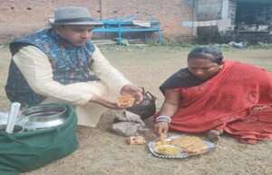 गणतंत्र दिवस पर स्वरांजलि सेवा संस्थान ने दर्जनों लावारिस व जरूरतमंदों को कराया भोजन, खिलाई राष्ट्रीय मिठाई