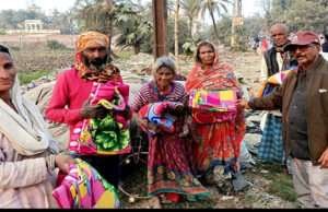 समाजसेवी विनोद जयसवाल ने जरूरतमंदों के बीच बांटे कंबल, कही यह बात