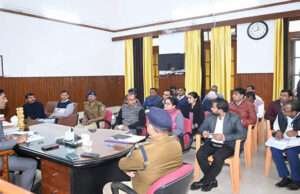भूमि विवाद व अन्य मामलों को लेकर डीएम ने अधिकारियों संग की बैठक, दिये ये निर्देश