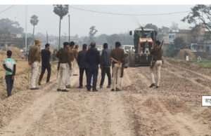 अंडर पास की मांग को लेकर ग्रामीणों ने छपवा के समीप एनएच निर्माण कार्य को किया बाधित, जमकर प्रदर्शन