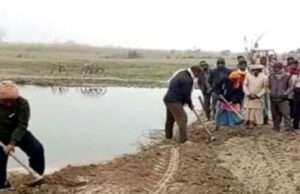 रहनुमाओं ने नहीं सुनी फरियाद तो ग्रामीणों ने अपने दम पर रातोंरात बना दिया पुल, इस जगह का मामला