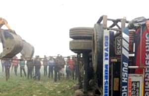 सुगौली में कोहरे के कारण तेल लदा टैंकर पलटा, ग्रामीणों में तेल लूटने की मची होड़