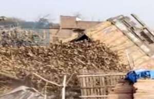 मोतिहारी में पुल की रेलिंग तोड़ घर पर गिरा ईंट लदा ओवरलोडेड ट्रक, चालक-उपचालक ने ऐसे बचाई जान