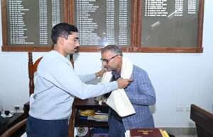 डीएम ने अपने सेवानिवृत्त निजी सहायक को ससमारोह दी विदाई, कही यह बात