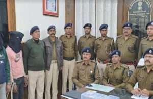 व्यवसायी से लूट की फिराक में जमा हुए तीन बदमाश राजाबाजार से हथियार समेत दबोचे गये, इन कांडों का हुआ खुलासा