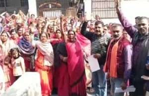 अपनी विभिन्न मांगों को लेकर आंगनबाड़ी कार्यकर्ताओं ने आईसीडीएस कार्यालय पर दिया धरना