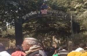 ब्रेकिंगः ट्रक नहीं छूटने से नाराज मालिक की नौटंकी, कार्यालय गेट पर चढ़ दी आत्महत्या की धमकी