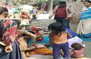 फाइलेरिया उन्मूलन के लिए दलित बस्तियों में खिलाई जा रही सर्वजन दवा