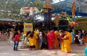 महाशिवरात्रि पर राधा सिकारिया सेवा ट्रस्ट परिसर में स्थापित रुद्राक्ष शिवलिंग पर उमड़ा आस्था का सैलाब, बाबा के जयकारे के बीच जलाभिषेक