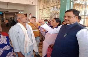 जन जागरूकता के साथ जिले में खिलाई जा रही है सर्वजन दवा, मंत्री डॉ शमीम अहमद ने क्षेत्र के लोगों को बताया दवा का महत्व