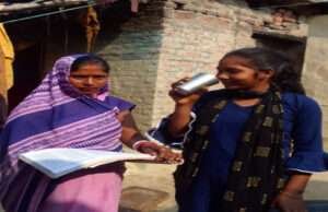 आशा पूर्णिमा की पहल, खुद दवा खाकर गांव वालों को दिलाया सुरक्षा का अहसास