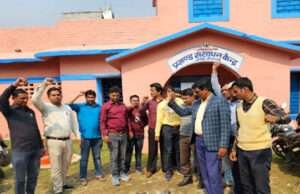 प्रशिक्षित शिक्षकों की वेतन कटौती संबंधी आदेश से आक्रोशित शिक्षकों ने बीआरसी व प्रखंड मुख्यालय पर किया विरोध-प्रदर्शन