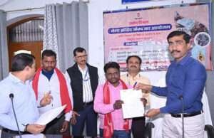 डीएम शीर्षत कपिल अशोक ने विभिन्न रोजगार योजनाओं की प्रगति की समीक्षा, कोताही बरतने वालों को चेताया