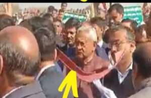 समाधान यात्रा के दौरान गुस्साये लोगों ने सीएम नीतीश पर चलायी कुर्सी, बाल-बाल बचे