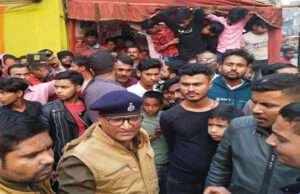 चकिया में वाहन की ठोकर से युवक की मौत, नाराज लोगों ने की आगजनी, किया जमकर हंगामा