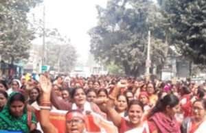 आंगनबाड़ी सेविका-सहायिकाओं का हल्ला बोल, कचहरी चौक जाम कर दी गिरफ्तारियां, इस बात से खफा