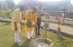 पूर्व कृषि मंत्री सह सांसद राधमोहन सिंह ने एचपीसीएल एलपीजी बॉटलिंग प्लांट में किया पौधरोपण, कही यह बात