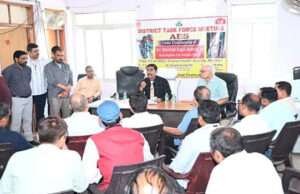 जेई व एईएस को लेकर डीएम शीर्षत कपिल अशोक ने की टास्क फोर्स संग बैठक
