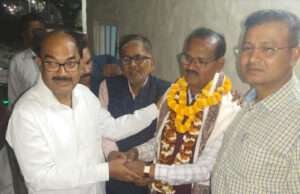 विदाई समारोह आयोजित कर सेवानिवृत्त सब इंस्पेक्टर को किया गया सम्मानित