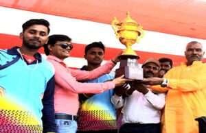 रोमांचक मुकाबले में ढेकहां ने मठवा की टीम को 11 रन से हरा बनी चैंपियन, मिले 25 हजार नकद