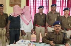 मोतिहारी में राहगीर की बाइक व नकदी लूट का प्रयास कर रहे दो बदमाश हथियार संग दबोचे गये