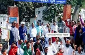 एरियर भुगतान को लेकर देर रात तक चला शिक्षकों का धरना, डीएम ने दिया यह निर्देश