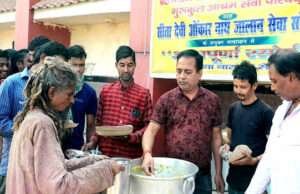 59 वां मुफ्त साप्ताहिक भोजन वितरण, मोतिहारी स्टेशन पर जरूरतमंदों को कराया गया भोजन