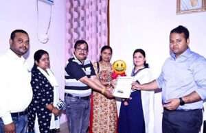 प्रभारी डीएम ने विशिष्ट दत्तक ग्रहण संस्थान के दो बालकों को उनके भावी माता-पिता को सौंपा