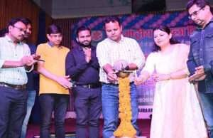 प्रभारी डीएम समीर सौरव ने किया संध्याकालीन सांस्कृतिक कार्यक्रम का शुभारंभ