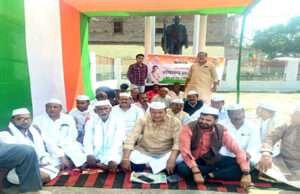 राहुल गांधी की राज्यसभा सदस्यता रद्द करने के विरोध में कांग्रेस पार्टी ने पार्टी कार्यालय परिसर स्थित गांधी मूर्ति के नीचे दिया धरना