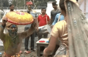 लालू के लाल मंत्री तेज प्रताप ने अपने आवास पर खेली लट्ठमार होली, लालू ने दी शुभकामनाएं