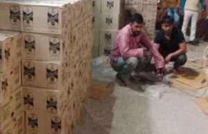 शराब तस्करों पर बड़ी कार्रवाई,मेहसी पुलिस ने कंटेनर में छिपा कर रखी 300 कार्टून विदेशी शराब की जब्त, दो धराये
