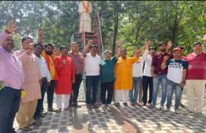 भाजपा के स्थापना दिवस पर पार्क एवं महापुरुषों की मूर्ति की हुई सफाई