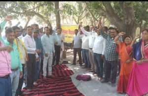 श्याम नंदन को भाजपा जिला मंत्री व कोठिया निवासी हरेंन्द्र सहनी के मनोनयन पर दी गई बधाई