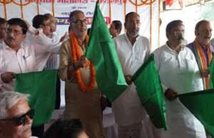 बापूधाम मोतिहारी स्टेशन से पटना के लिये नई इंटरसिटी ट्रेन आरंभ, सांसद राधामोहन सिंह ने दिखाई हरी झंडी