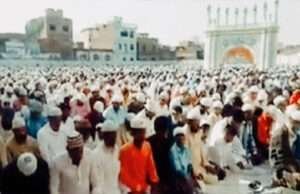मोतिहारी में शांतिपूर्वक मनी ईद, सामूहिक नमाज के बाद एक-दूसरे के गले मिल मुस्लिम भाईयों ने दी मुबारकबाद