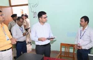 डीएम सौरभ जोरवाल ने अरेराज अनुमंडल कार्यालय का किया औचक निरीक्षण