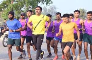 डीएम शीर्षत कपिल अशोक ने क्लब के बच्चों के साथ मोतिहारी शहर में लगाई 10 किमी की दौड़
