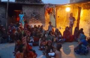 चमकी बुखार से बचाव के लिए स्वास्थ्य विभाग गांवों में लगा रहा रात्रि चौपाल